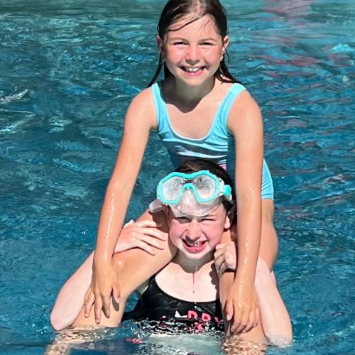 Schwimmen im Freibad Häselgehr