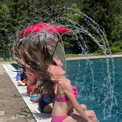 Schwimmen im Freibad Häselgehr