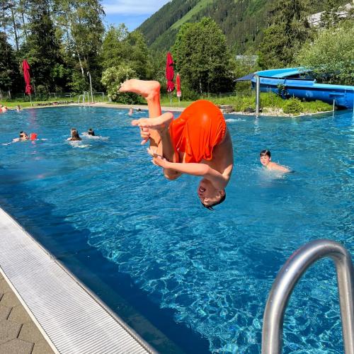 Schwimmen im Freibad Häselgehr