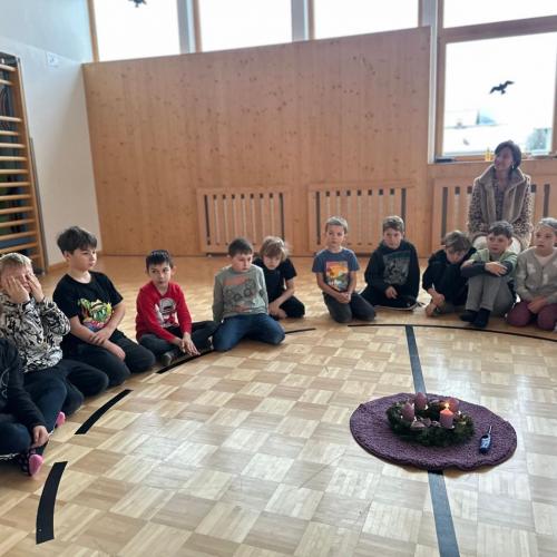 Adventkranzweihe in der Schule